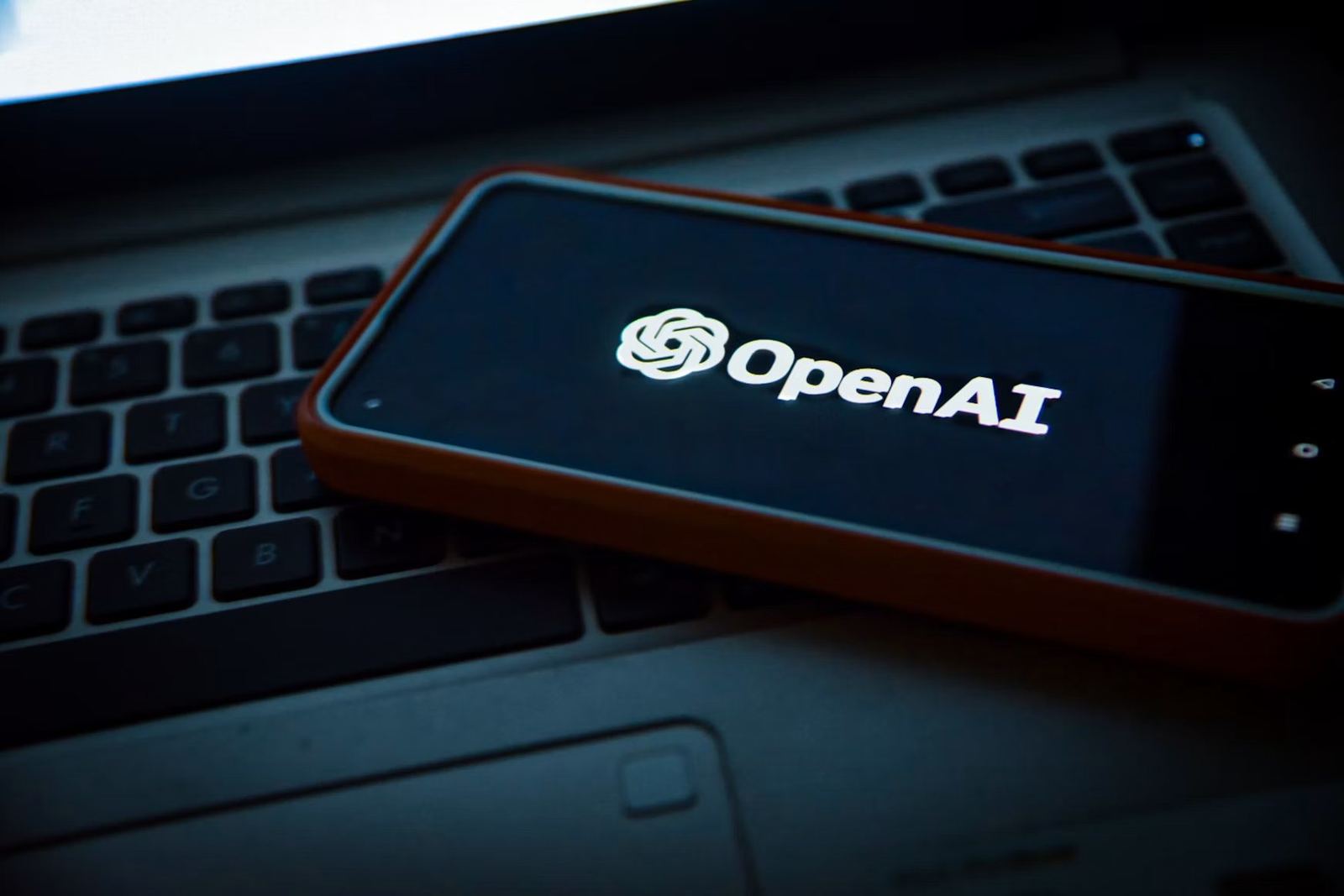 Smartphone met het OpenAI-logo op het scherm